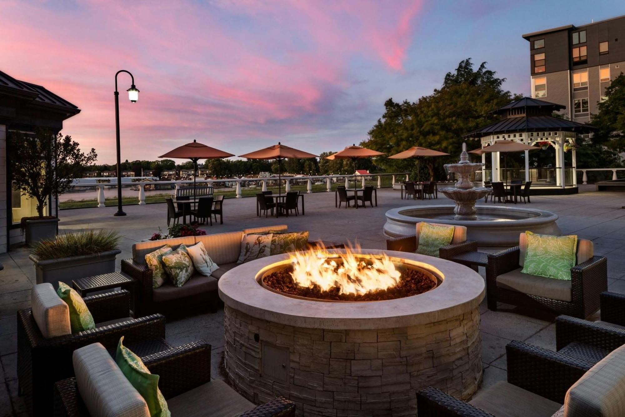 Courtyard By Marriott Portland North Hotel Exterior photo