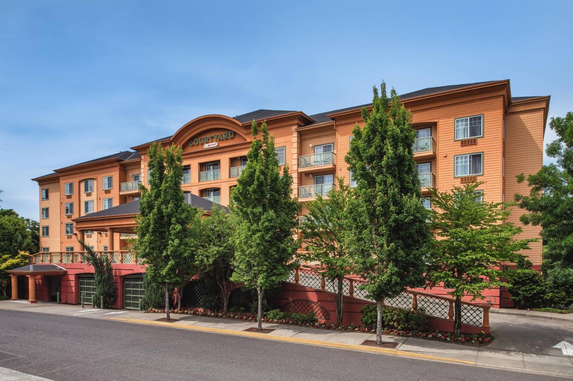 Courtyard By Marriott Portland North Hotel Exterior photo