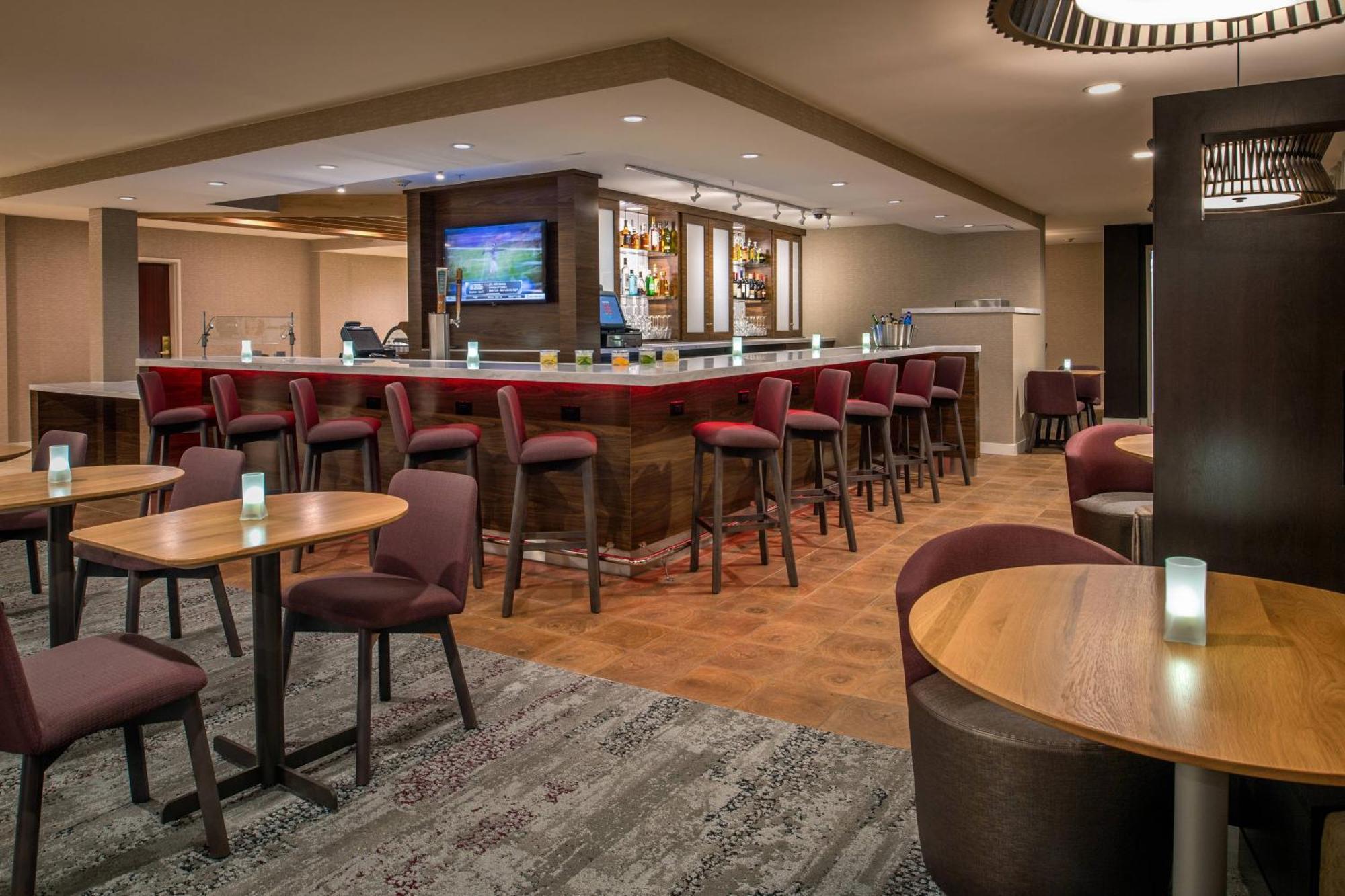 Courtyard By Marriott Portland North Hotel Exterior photo
