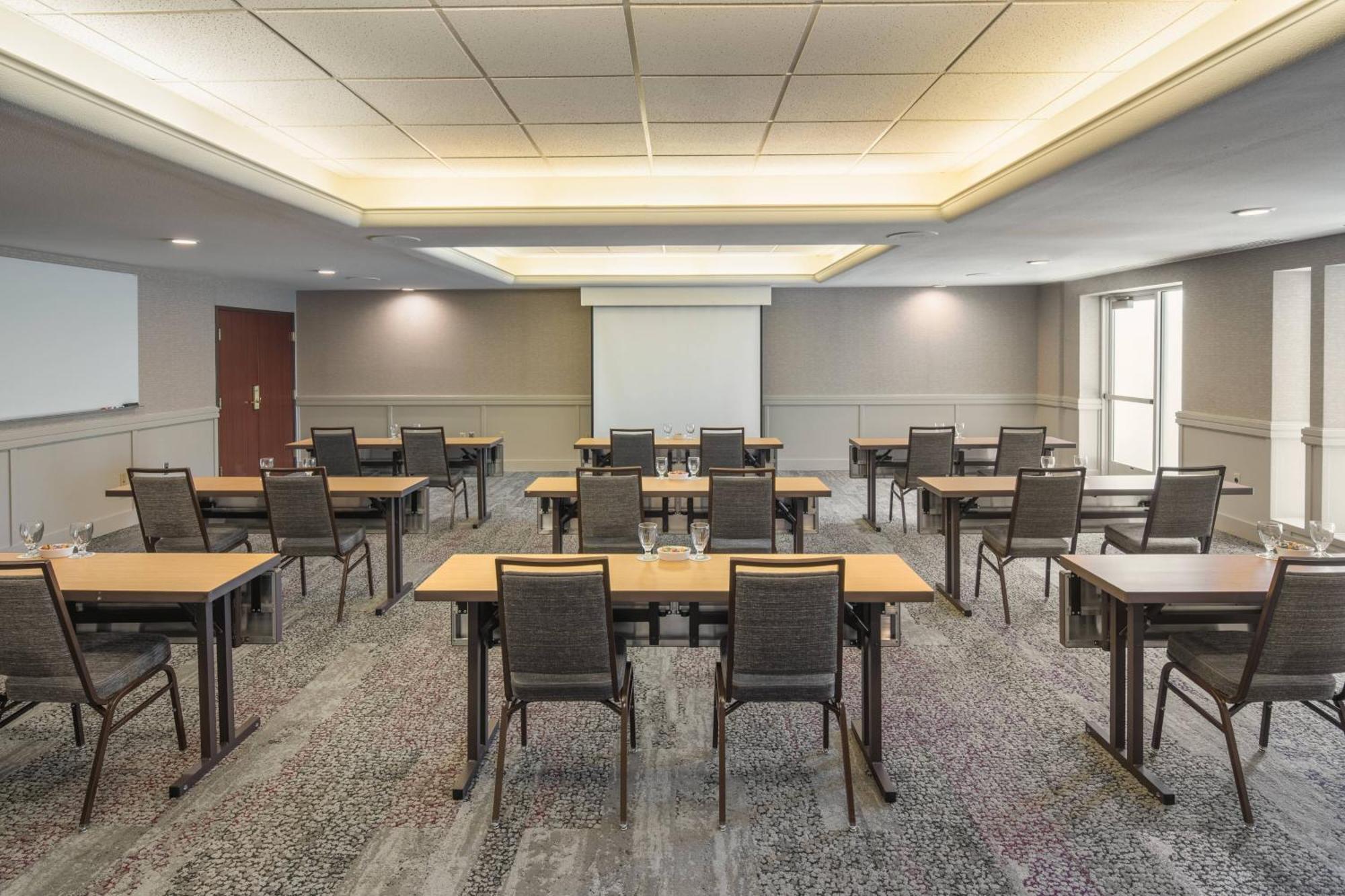 Courtyard By Marriott Portland North Hotel Exterior photo