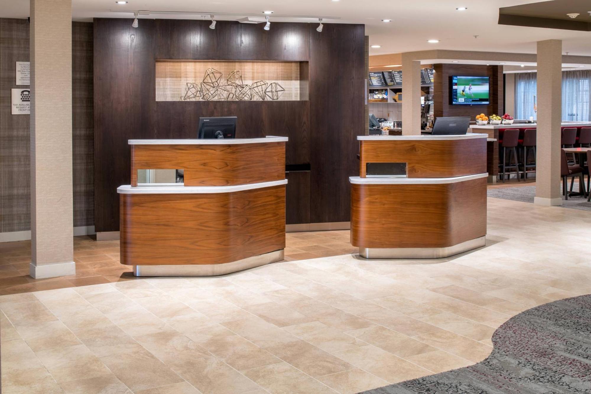 Courtyard By Marriott Portland North Hotel Exterior photo