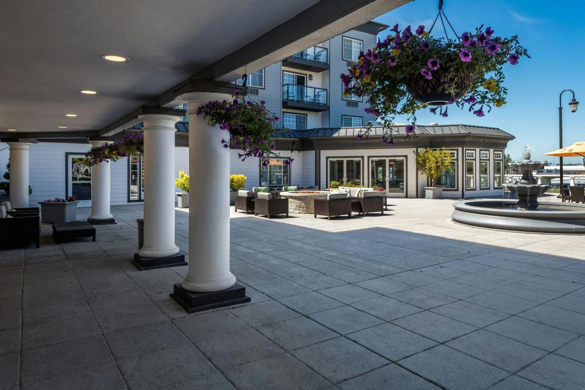 Courtyard By Marriott Portland North Hotel Exterior photo