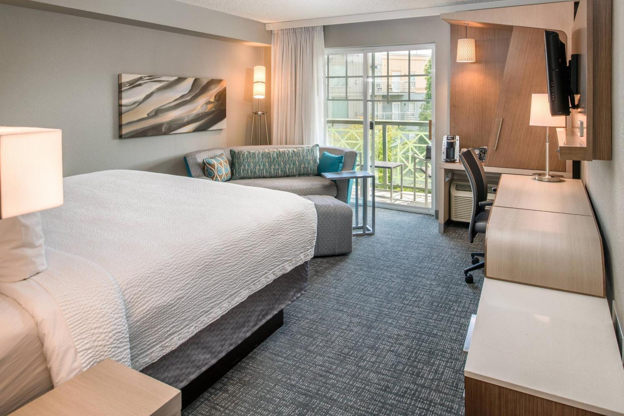 Courtyard By Marriott Portland North Hotel Exterior photo